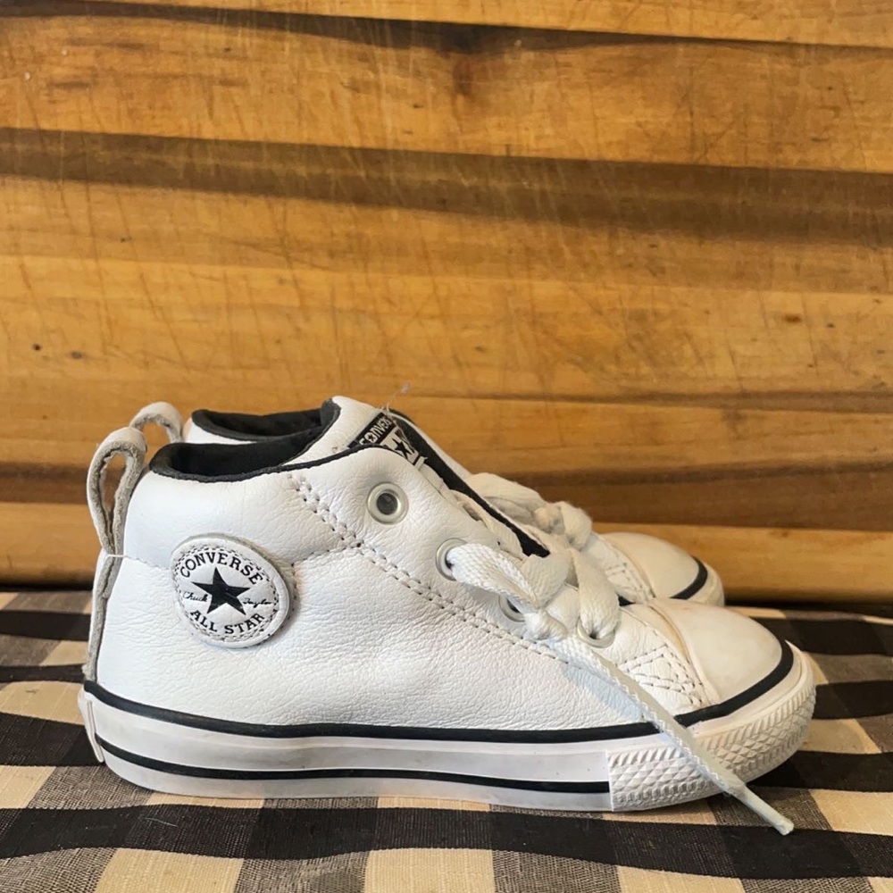 Infant , size 7 Converse.
